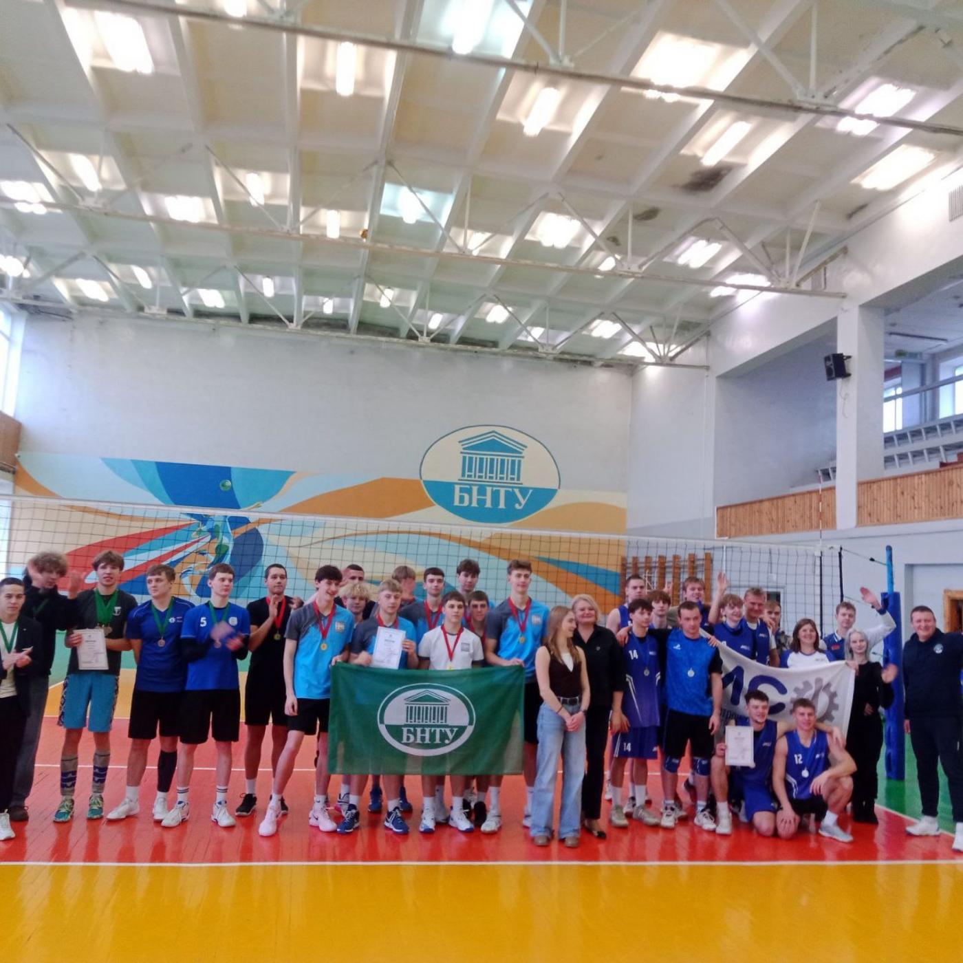 Волейбольные мужские команды поборолись за звание чемпиона в студенческой спартакиаде